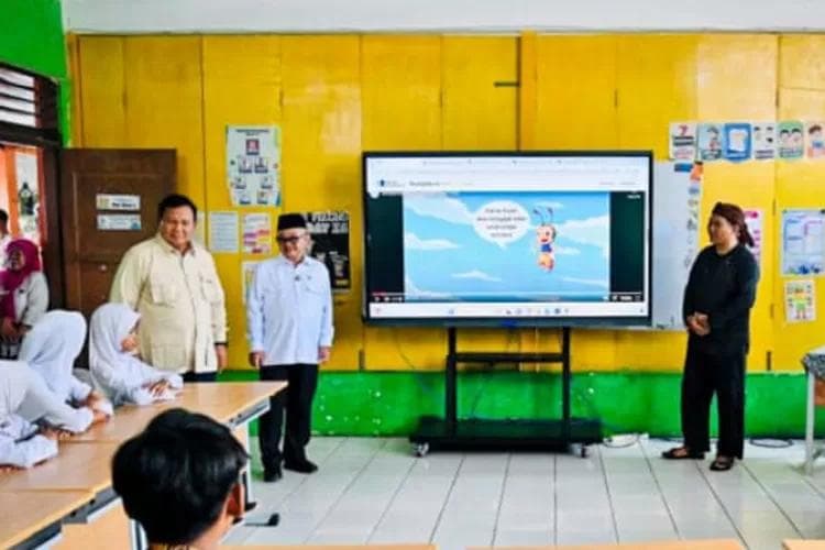 Selain Laptop, Pemerintah Juga Akan Bagikan 288 ribu 'Smart TV' Ke Sekolah Hingga Pelosok